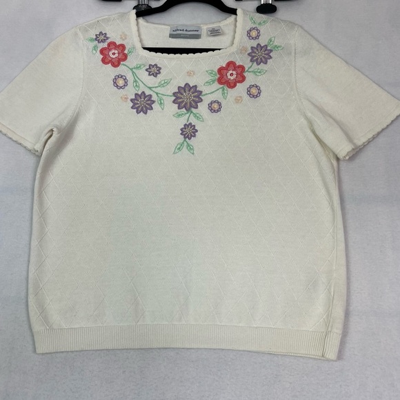 Alfred Dunner Sweaters - Alfred Dunner vintage embroidery Womens Sweater Top | Color: Cream | Size:petite